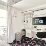 Chambre Single à l’hôtel Joke avec un bureau et une chaise