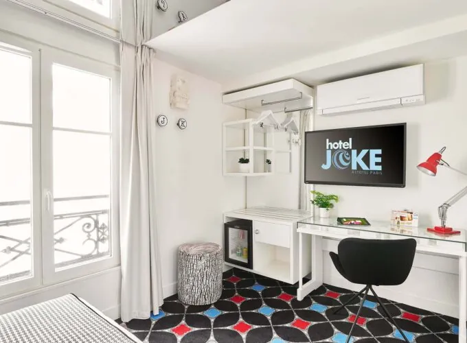 Chambre Single à l’hôtel Joke avec un bureau et une chaise