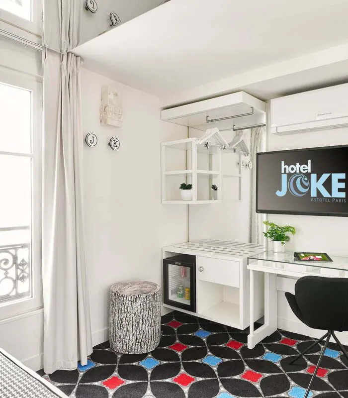 Chambre Single à l’hôtel Joke avec un bureau et une chaise