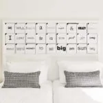 Chambre Twin avec un lit et une enseigne au-dessus à l’hôtel Joke