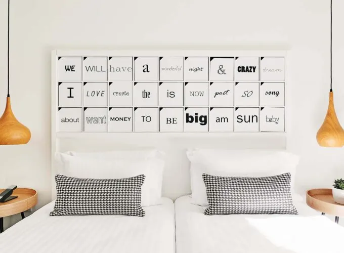 Chambre Twin avec un lit et une enseigne au-dessus à l’hôtel Joke