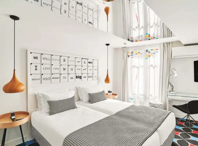 Chambre Twin à l’hôtel Joke avec deux lits et une télévision