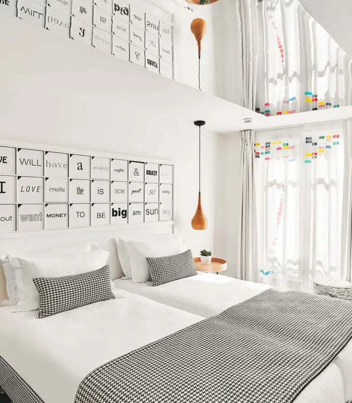 Chambre Twin à l’hôtel Joke avec deux lits et une télévision