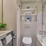 Salle de bain de la Chambre Twin à l’hôtel Joke avec des toilettes,un lavabo et une baignoire