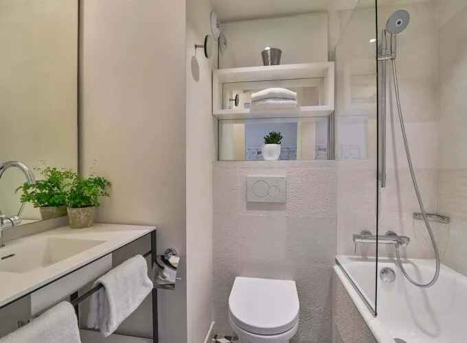 Salle de bain de la Chambre Twin à l’hôtel Joke avec des toilettes,un lavabo et une baignoire