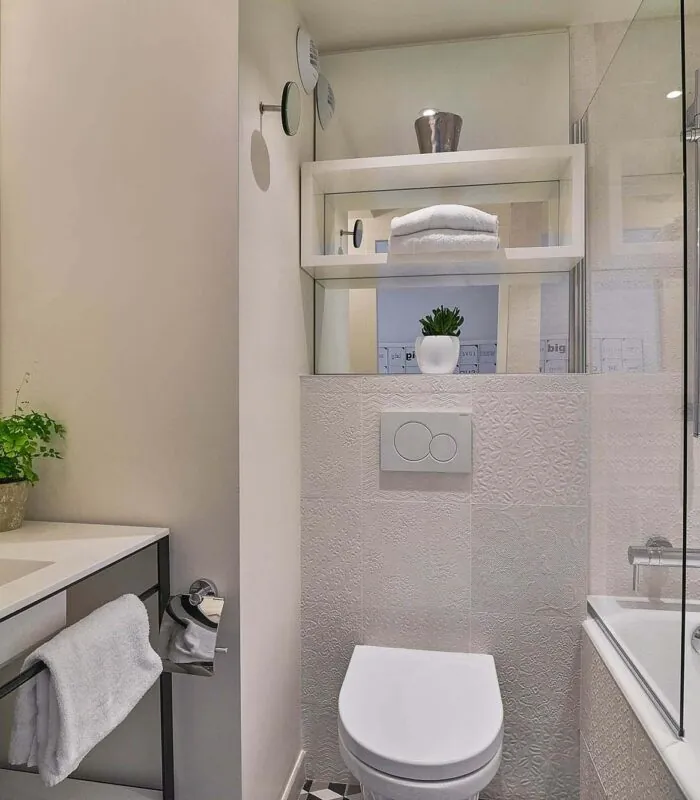 Salle de bain de la Chambre Twin à l’hôtel Joke avec des toilettes,un lavabo et une baignoire