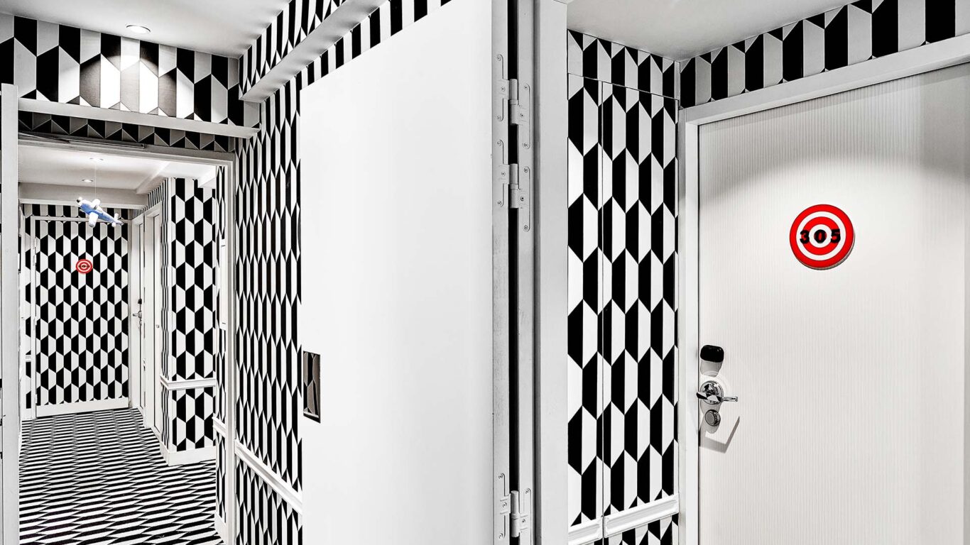 Vue des couloirs de l’hôtel Joke