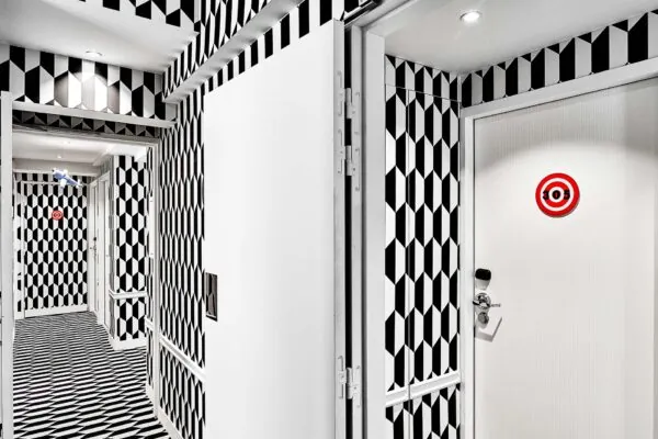 Vue des couloirs de l’hôtel Joke