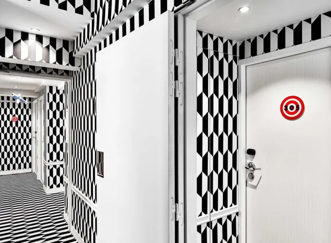 Vue des couloirs de l’hôtel Joke