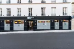 Vue extérieure de la façade de l’hôtel Joke 3 étoiles du groupe Astotel à Paris,9ᵉ arrondissement