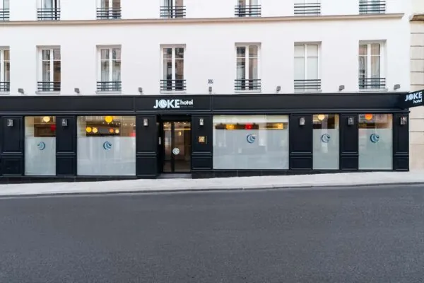 Vue extérieure de la façade de l’hôtel Joke 3 étoiles du groupe Astotel à Paris,9ᵉ arrondissement