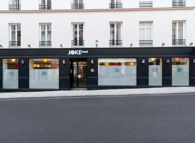 Vue extérieure de la façade de l’hôtel Joke 3 étoiles du groupe Astotel à Paris,9ᵉ arrondissement