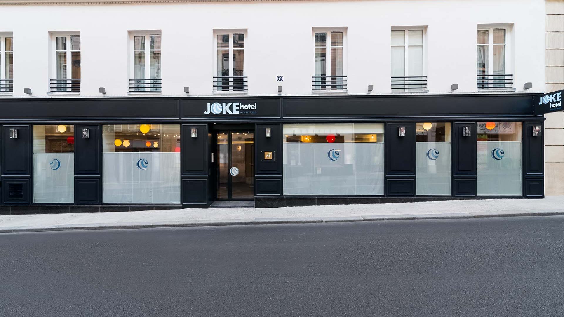 fr:Vue extérieure de la façade de l’hôtel Joke 3 étoiles du groupe Astotel à Paris,9ᵉ arrondissement
en:Exterior view of the façade of the 3-star Joke Hotel by the Astotel group in Paris,9th arrondissement
es:Vista exterior de la fachada del Hotel Joke de 3 estrellas del grupo Astotel en París,9.º distrito
de:Außenansicht der Fassade des 3-Sterne-Hotels Joke der Astotel-Gruppe im 9. Arrondissement von Paris
it:Vista esterna della facciata dell’Hotel Joke 3 stelle del gruppo Astotel a Parigi,9º arrondissement
ru:Внешний вид фасада 3-звёздочного отеля «Joke» группы Astotel в 9-м округе Парижа
pt-pt:Vista exterior da fachada do Hotel Joke 3 estrelas do grupo Astotel em Paris,9.º arrondissement
zh-hans:巴黎第九区雅斯特酒店集团乔克三星级酒店的外立面外景
ja:パリ9区にあるアストテルグループの3つ星ホテル、ジョークの外観ファサード
ko:파리 9구 아스토텔 그룹의 3성급 조크 호텔 외관 파사드