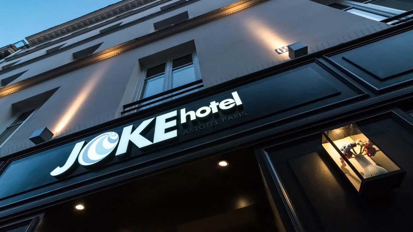 Vue extérieure de la façade de l’hôtel Joke 3 étoiles du groupe Astotel à Paris,9ᵉ arrondissement