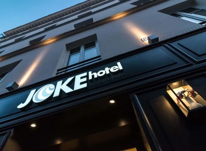 Vue extérieure de la façade de l’hôtel Joke 3 étoiles du groupe Astotel à Paris,9ᵉ arrondissement