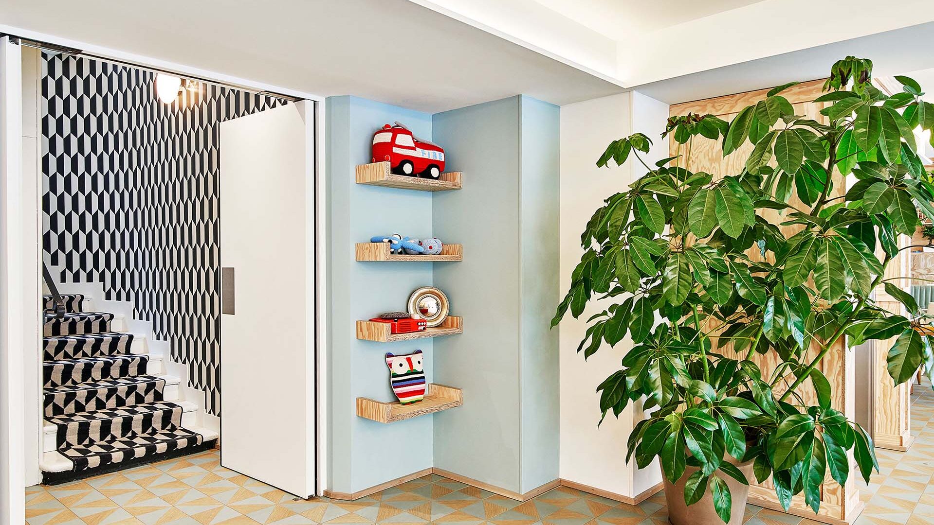 Vue du lobby de l’Hôtel Joke 3 étoiles à Paris, un lieu où originalité et confort se rencontrent pour une expérience agréable