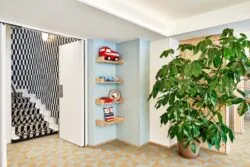 Vue du lobby de l’hôtel Joke 3 étoiles à Paris,un lieu où originalité et confort se rencontrent pour une expérience agréable