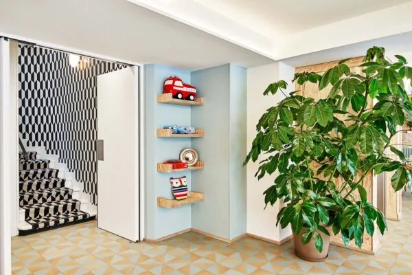 Vue du lobby de l’hôtel Joke 3 étoiles à Paris,un lieu où originalité et confort se rencontrent pour une expérience agréable