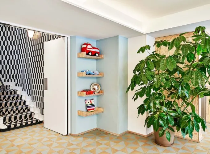 Vue du lobby de l’hôtel Joke 3 étoiles à Paris,un lieu où originalité et confort se rencontrent pour une expérience agréable