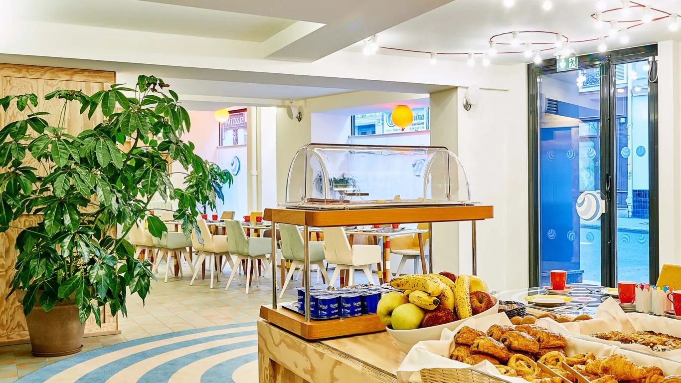 Salle de petit-déjeuner de l’hôtel Joke Astotel à Paris avec une décoration originale et un service buffet