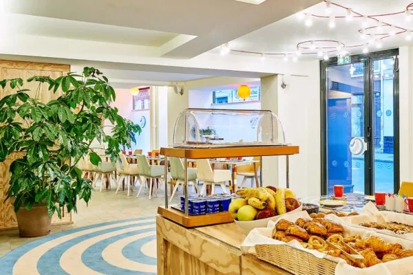 Salle de petit-déjeuner de l’hôtel Joke Astotel à Paris avec une décoration originale et un service buffet