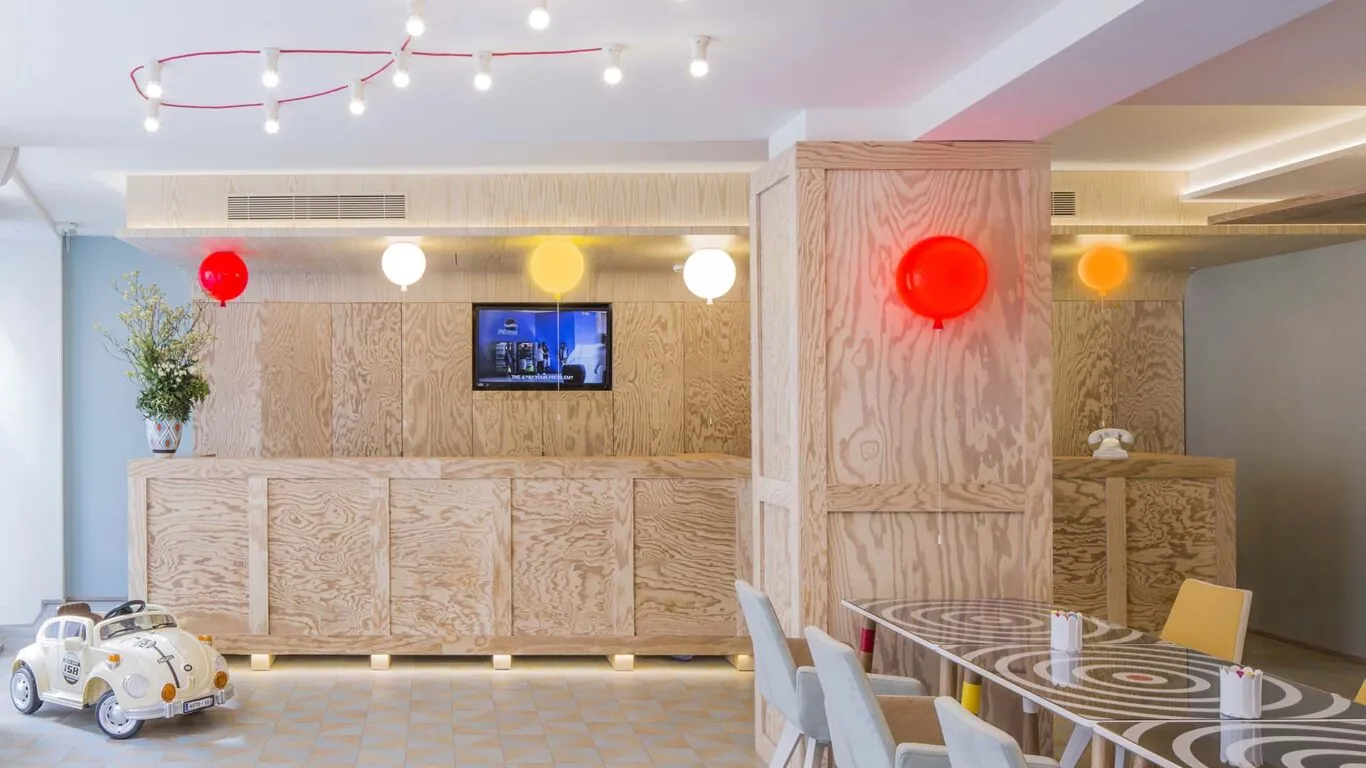 L’atmosphère à la réception de l’hôtel Joke se caractérise par un accueil chaleureux et attentionné