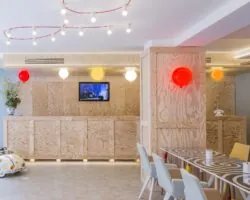 L’atmosphère à la réception de l’hôtel Joke se caractérise par un accueil chaleureux et attentionné