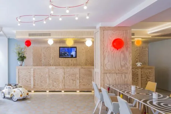 L’atmosphère à la réception de l’hôtel Joke se caractérise par un accueil chaleureux et attentionné