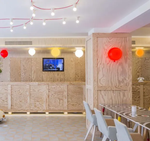 L’atmosfera della reception dell’Hotel Joke è caratterizzata da un’accoglienza calorosa e attenta