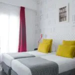 Appartement chambre à l’hôtel Joyce avec deux lits et un papier peint bibliothèque