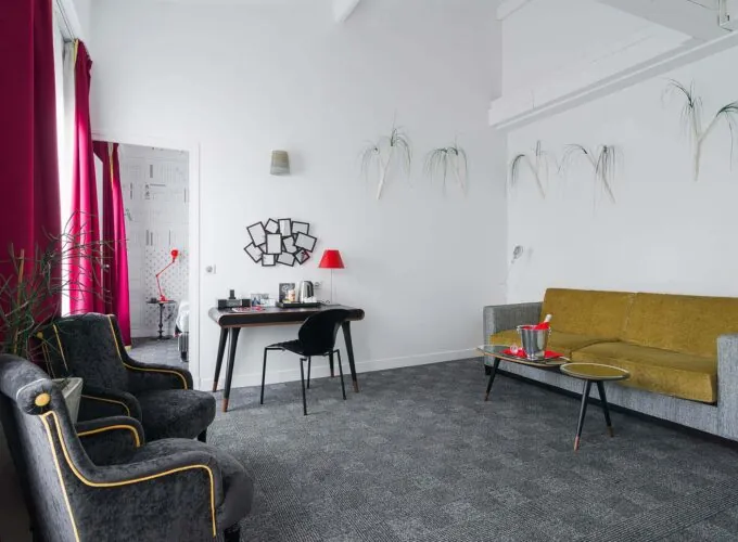 Appartement salon à l’hôtel Joyce avec un canapé jaune et un bureau