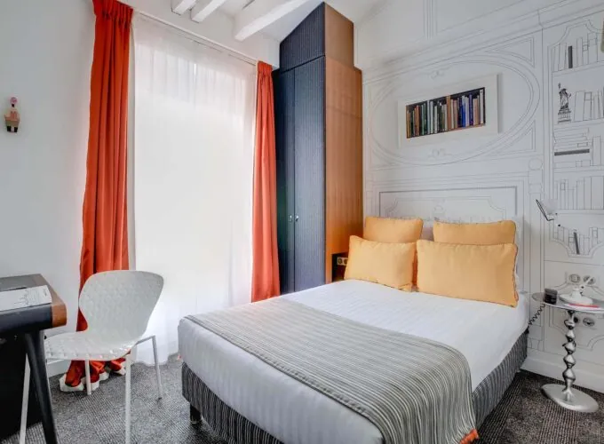 Chambre Communicante petite chambre d’hôtel avec un lit et un bureau à l’hôtel Joyce