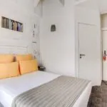 Chambre Communicante à l’hôtel Joyce avec un lit et une porte