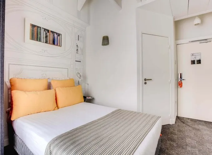 Chambre Communicante à l’hôtel Joyce avec un lit et une porte