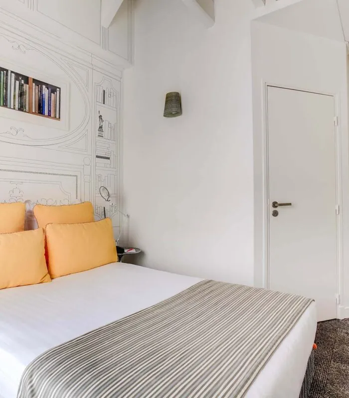 Chambre Communicante à l’hôtel Joyce avec un lit et une porte