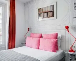 Chambre Standard, idéale pour une ou deux personnes, garantissant confort et tranquillité pour un séjour détendu et intime