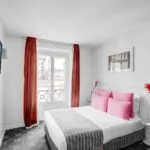 Chambre Double à l’hôtel Joyce avec un lit et une télévision à écran plat