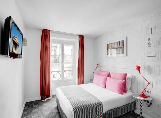 Chambre Double à l’hôtel Joyce avec un lit et une télévision à écran plat