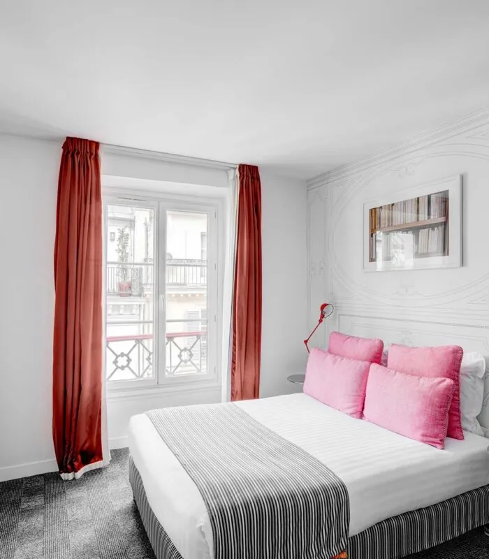 Chambre Double à l’hôtel Joyce avec un lit et une télévision à écran plat