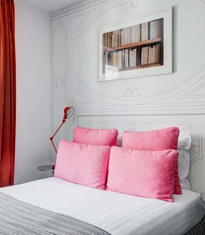 Chambre Double à l’hôtel Joyce avec un lit, des oreillers roses et une image accrochée au mur au-dessus