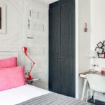 Chambre Double à l’hôtel Joyce avec un lit, des oreillers roses et une image accrochée au mur au-dessus