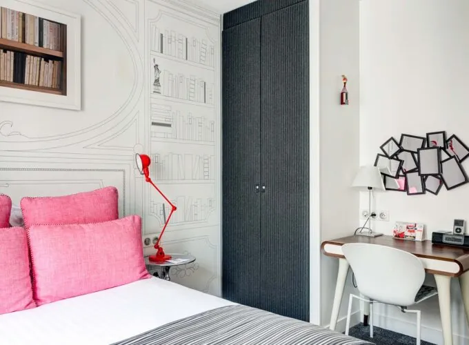 Chambre Double à l’hôtel Joyce avec un lit, des oreillers roses et une image accrochée au mur au-dessus