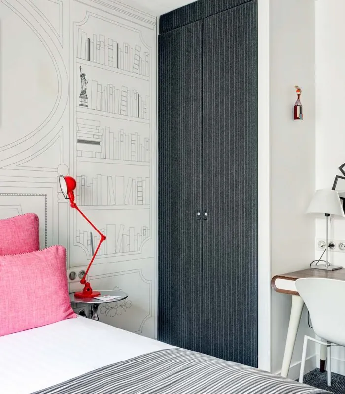 Chambre Double à l’hôtel Joyce avec un lit, des oreillers roses et une image accrochée au mur au-dessus