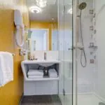 Salle de bain de la Chambre Double à l’hôtel Joyce avec un lavabo et une douche à l’italienne