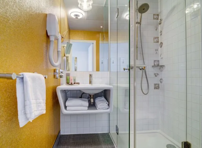 Salle de bain de la Chambre Double à l’hôtel Joyce avec un lavabo et une douche à l’italienne