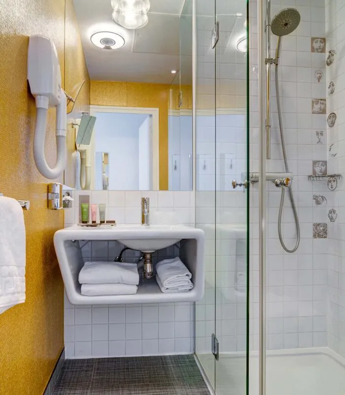 Salle de bain de la Chambre Double à l’hôtel Joyce avec un lavabo et une douche à l’italienne