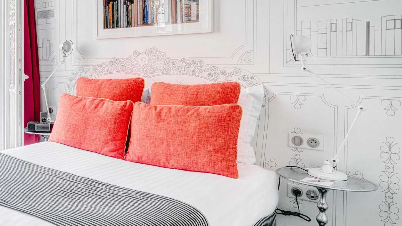 Chambre Double Supérieure à l’hôtel Joyce à Paris avec un lit king-size, un aménagement spacieux et une atmosphère paisible