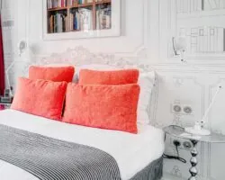 Chambre Double Supérieure à l’hôtel Joyce à Paris avec un lit king-size, un aménagement spacieux et une atmosphère paisible