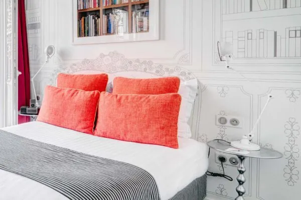 Chambre Double Supérieure à l’hôtel Joyce à Paris avec un lit king-size, un aménagement spacieux et une atmosphère paisible