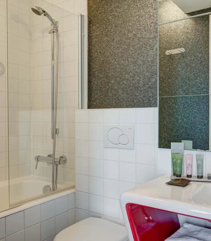 Salle de bain de la Chambre Double Supérieure à l’hôtel Joyce avec une baignoire, un lavabo et un miroir